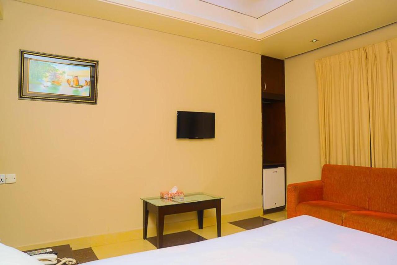 Hotel Royal Living Hotel&Suites Chittagong Buitenkant foto