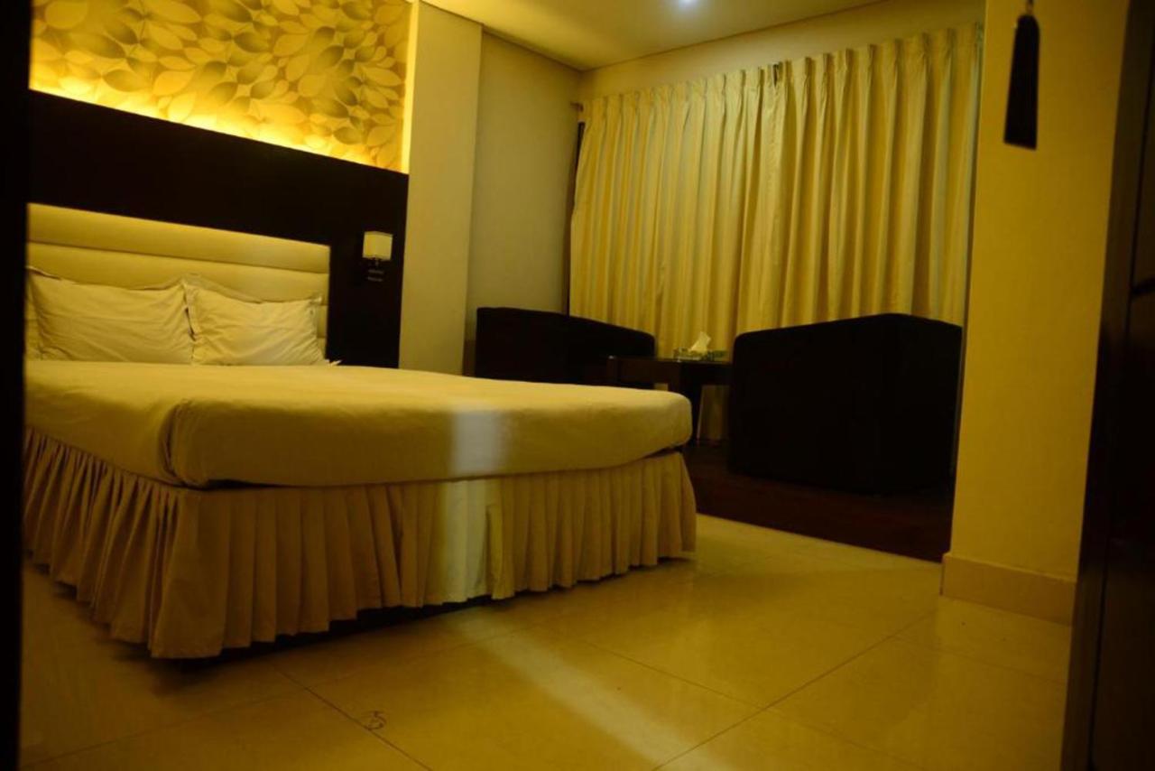 Hotel Royal Living Hotel&Suites Chittagong Buitenkant foto